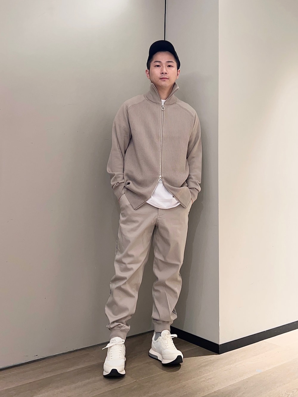 「AXchanger、AXchange、armaniexchange、アルマーニエクスチェンジ、アルマーニ、秋冬コーデ、ボンバージャケット、MA-1、ドライバーズニット、ベージュ、ワントーンコーデ、ブラウン、ootd、休日スタイル、カジュアルコーデ」|「ARMANI EXCHANGEの【A|X アルマーニ エクスチェンジ】AXロゴ キャップ(キャップ、ブラック系)」を使った、🔩J.HARAさん(メンズ・167cm)の秋コーディネートの2枚目の写真
