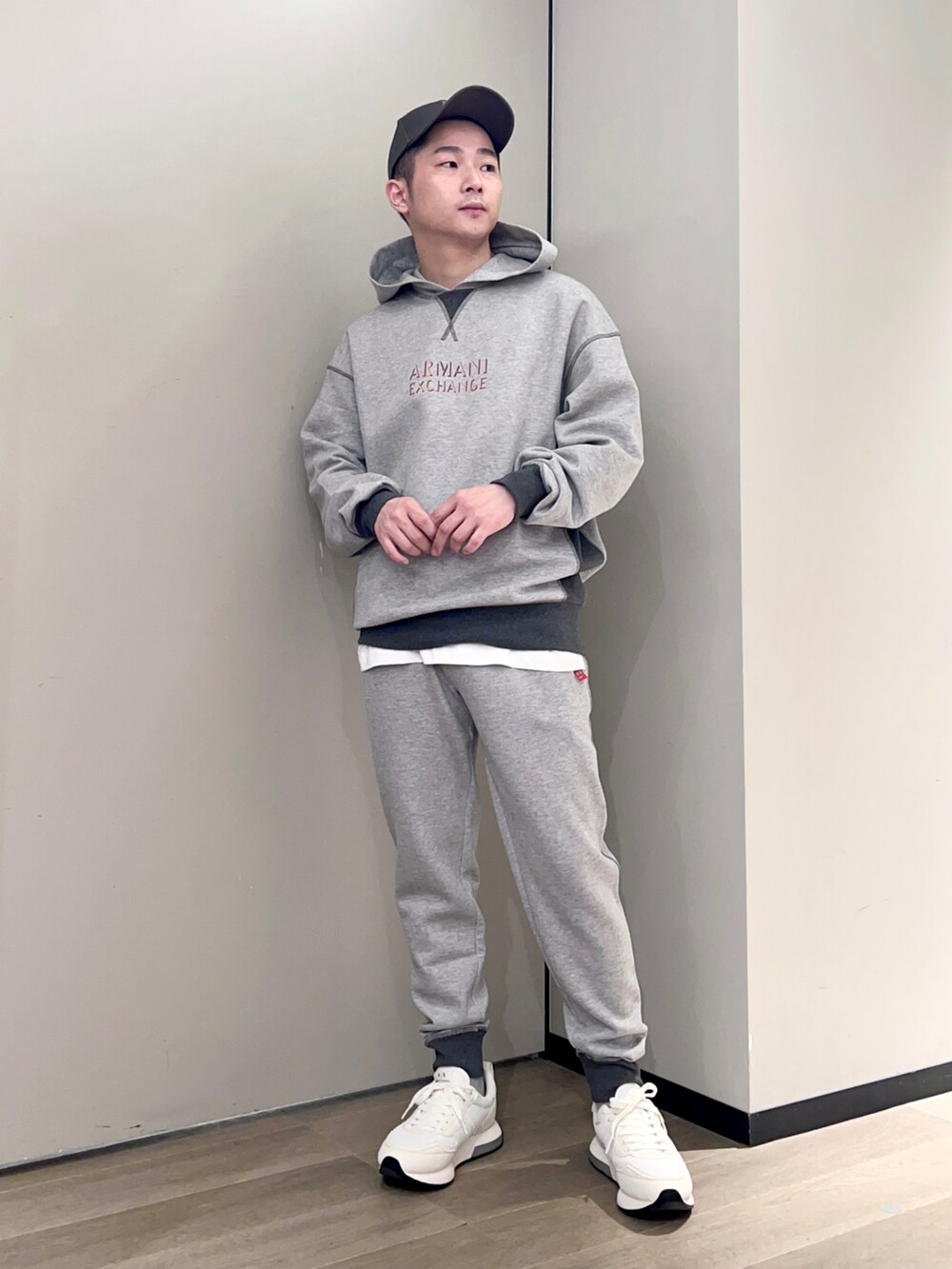 「秋コーデ、冬コーデ、armaniexchange、AXchanger、AXchange、アルマーニエクスチェンジ、アルマーニ、チェスターコート、セットアップ、スウェット、スポーツミックス、ストリート、グレー、ワントーンコーデ、ootd」|「ARMANI EXCHANGEの【A|X アルマーニ エクスチェンジ】デザインポケット チェスターコート(チェスターコート、グレー系)」を使った、🔩J.HARAさん(メンズ・167cm)の秋コーディネートの2枚目の写真