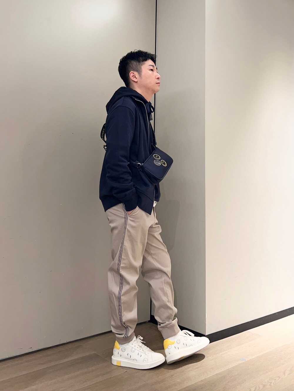 「AXSmiley、スマイル、アルマーニエクスチェンジ、armaniexchange、AXchanger、AXchange、ベージュ、レイヤードスタイル、フーディー、パーカー、スニーカー、ストリート、カジュアル、ootd、秋のコーデ」|「ARMANI EXCHANGEの【A|X アルマーニ エクスチェンジ】SMILEY スウェットパーカー(パーカー、ブルー系)」を使った、🔩J.HARAさん(メンズ・167cm)の秋コーディネートの2枚目の写真