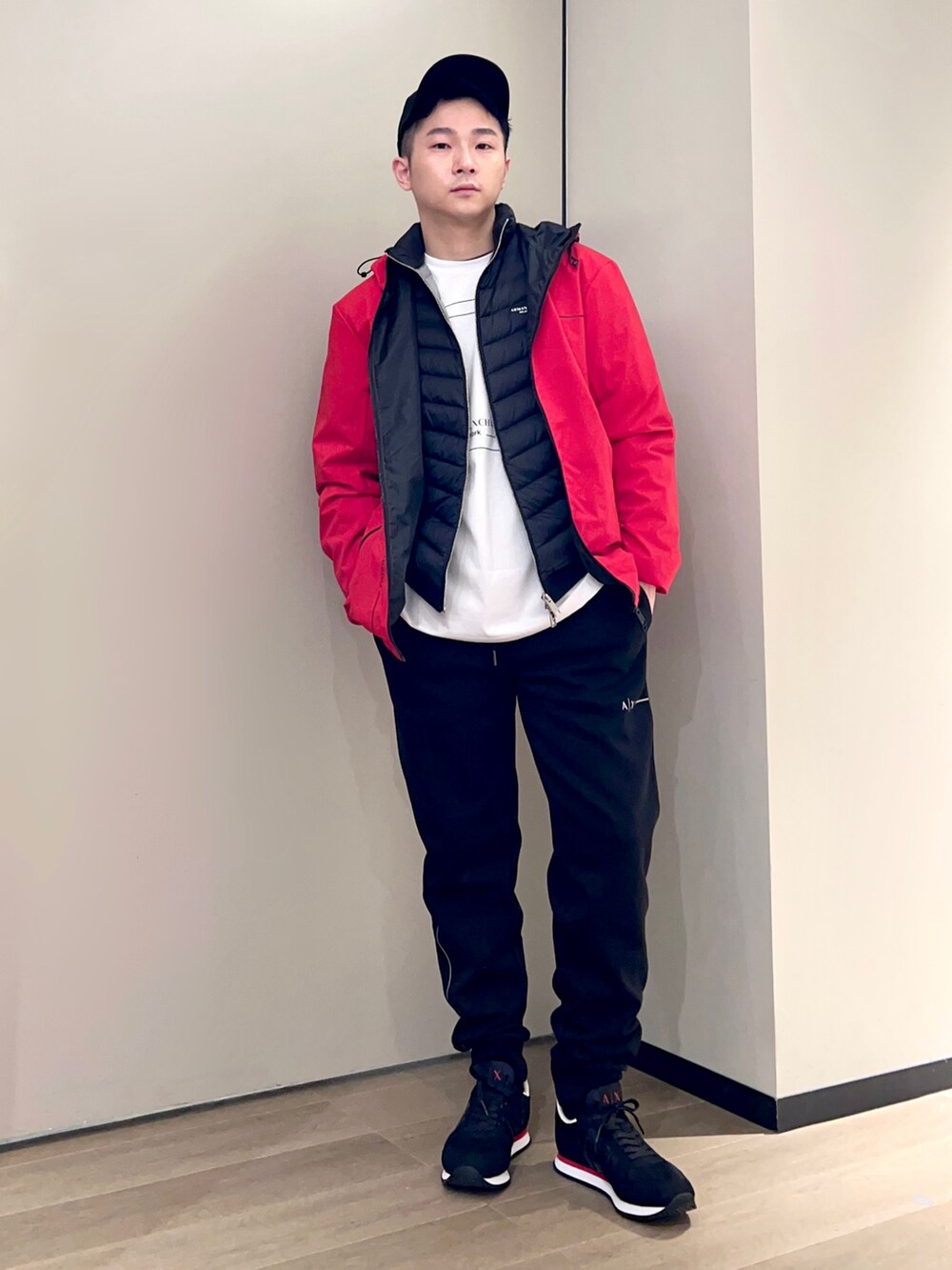 「armaniexchange、ARMANIworld、AXchanger、AXchange、WelcomeARMANI、アルマーニエクスチェンジ、ダウンジャケット、レイヤードスタイル、赤、冬コーデ、スニーカー、ストリート、スポーツミックス、インナーダウン、ラクチンコーデ」｜「ARMANI EXCHANGEの【A|Xアルマーニ エクスチェンジ】AXロゴ　レースアップスニーカー（スニーカー、ブラック系）」を使った、🔩J.HARAさん（メンズ・167cm）の冬コーディネートの2枚目の写真