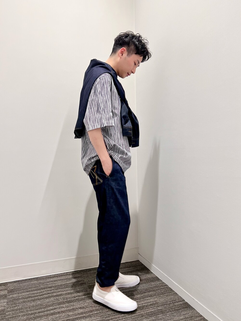 ブルー系のシャツ/ブラウス、ブルー系のシャツ/ブラウス、ブルー系のスウェットパンツを着用したメンズの春コーディネートの3枚目の写真