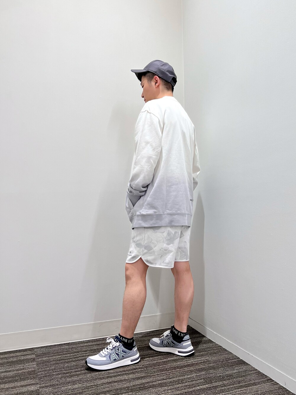 グレー系のTシャツ/カットソー、グレー系のスウェット、ホワイト系のその他パンツを着用したメンズの夏コーディネートの3枚目の写真