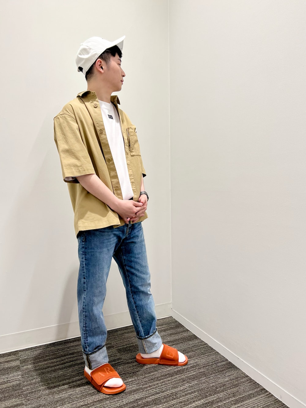 「春夏コーデ、デニム、AXchange、AXchanger、armaniexchange、アルマーニエクスチェンジ、シャワーサンダル、オーバーサイズ、カジュアルコーデ、初夏コーデ」｜「ARMANI EXCHANGEの【A|X アルマーニ エクスチェンジ】メッセージデザイン　パネルキャップ（キャップ、ホワイト系）」を使った、🔩J.HARAさん（メンズ・167cm）の春コーディネートの3枚目の写真