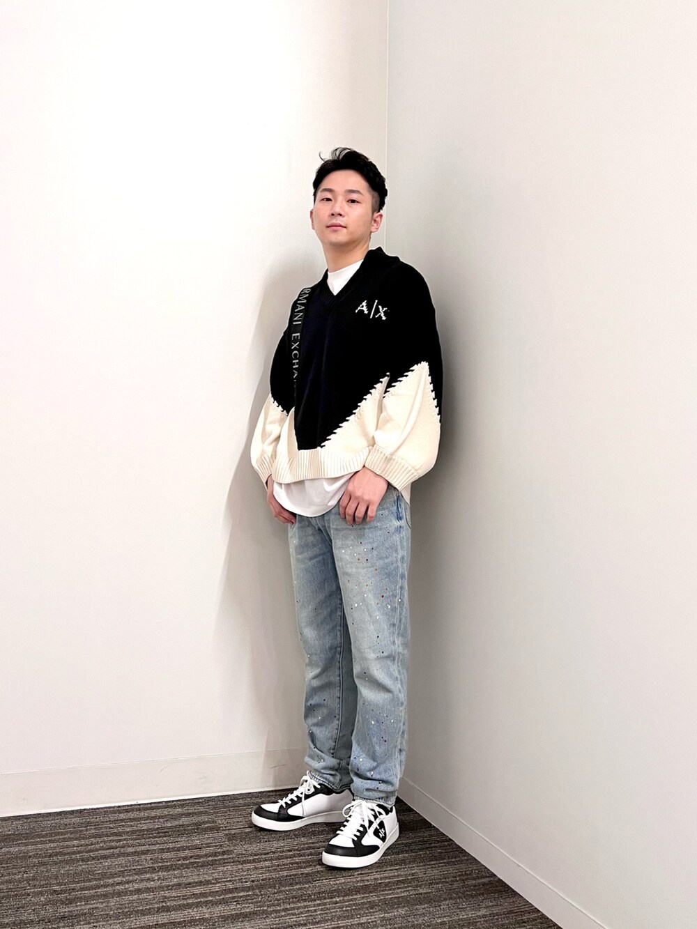 ブラック系のニット/セーター、ホワイト系のTシャツ/カットソー、ブラック系のショルダーバッグを着用したメンズの夏コーディネートの2枚目の写真