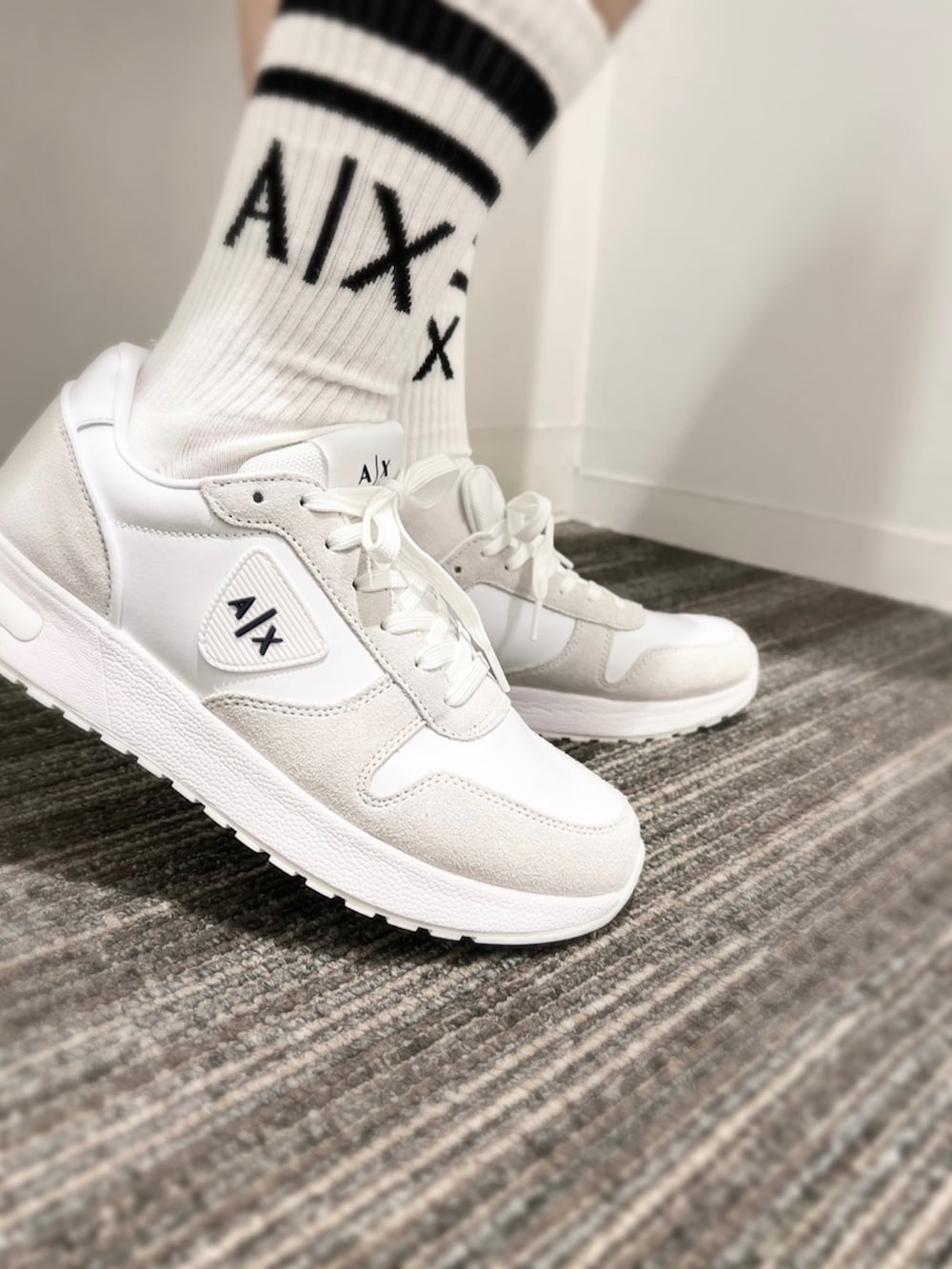 グレー系のスウェット、ホワイト系のTシャツ/カットソー、ブルー系のその他パンツを着用したメンズの春コーディネートの5枚目の写真