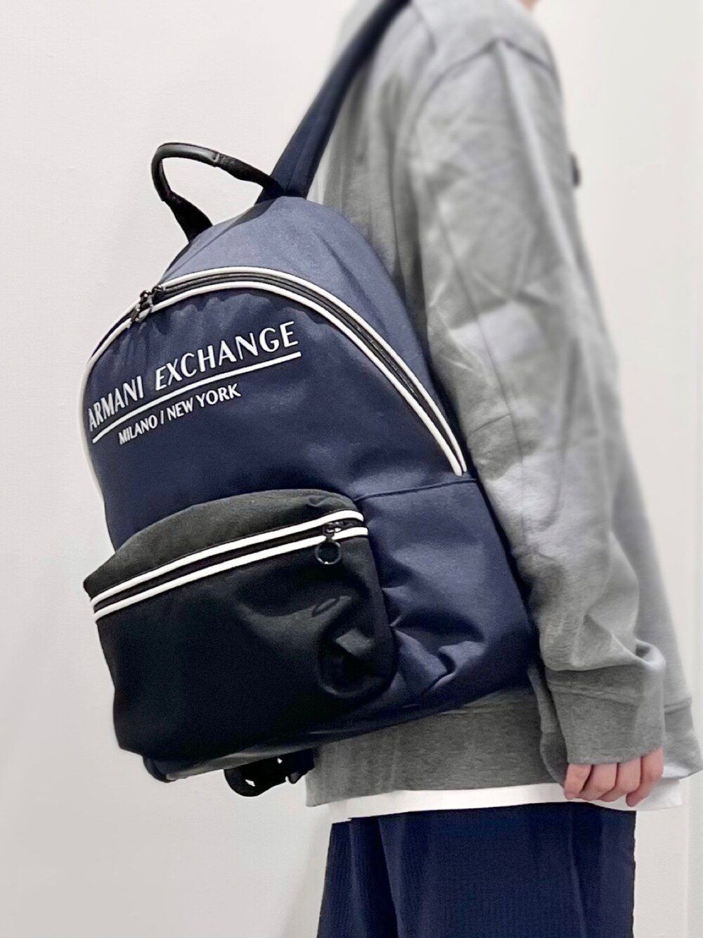 グレー系のスウェット、ホワイト系のTシャツ/カットソー、ブルー系のその他パンツを着用したメンズの春コーディネートの4枚目の写真