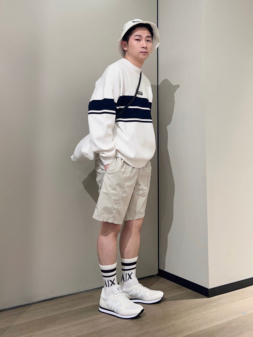 「AXchanger、AXchange、armaniexchange、アルマーニエクスチェンジ、白スニーカー、春コーデ、きれいめカジュアル、ショルダーバッグ、バケットハット、シンプルコーデ、ワントーンコーデ、ショップスタッフの好印象コーデ、ホワイトコーデ、ボーダー、淡色コーデ」|「ARMANI EXCHANGEの【A|Xアルマーニ エクスチェンジ】AXロゴ レースアップスニーカー(スニーカー、ホワイト系)」を使った、🔩J.HARAさん(メンズ・167cm)の春コーディネートの2枚目の写真