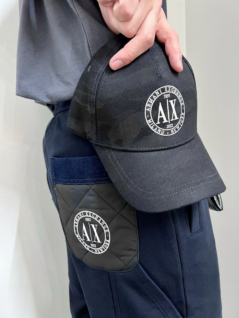 「AXchanger、AXchange、armaniexchange、アルマーニエクスチェンジ、アルマーニ、夏コーデ、ラフ、ジョガーパンツ、スニーカーコーデ、カジュアルコーデ、いいね、save、フォローお願いします🤑、タックイン、シンプル、ootd、ロゴT」｜「ARMANI EXCHANGEの【A|X アルマーニ エクスチェンジ】カモフラージュ柄　AXロゴ　パネルキャップ（キャップ、ブルー系）」を使った、🔩J.HARAさん（メンズ・167cm）の夏コーディネートの2枚目の写真