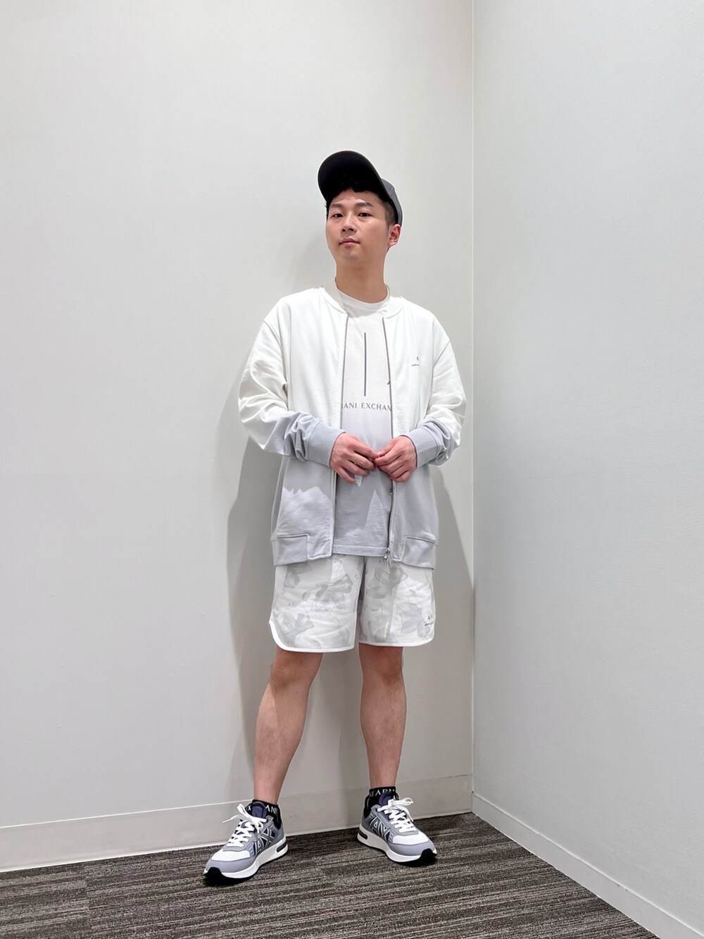 グレー系のTシャツ/カットソー、グレー系のスウェット、ホワイト系のその他パンツを着用したメンズの夏コーディネートの2枚目の写真