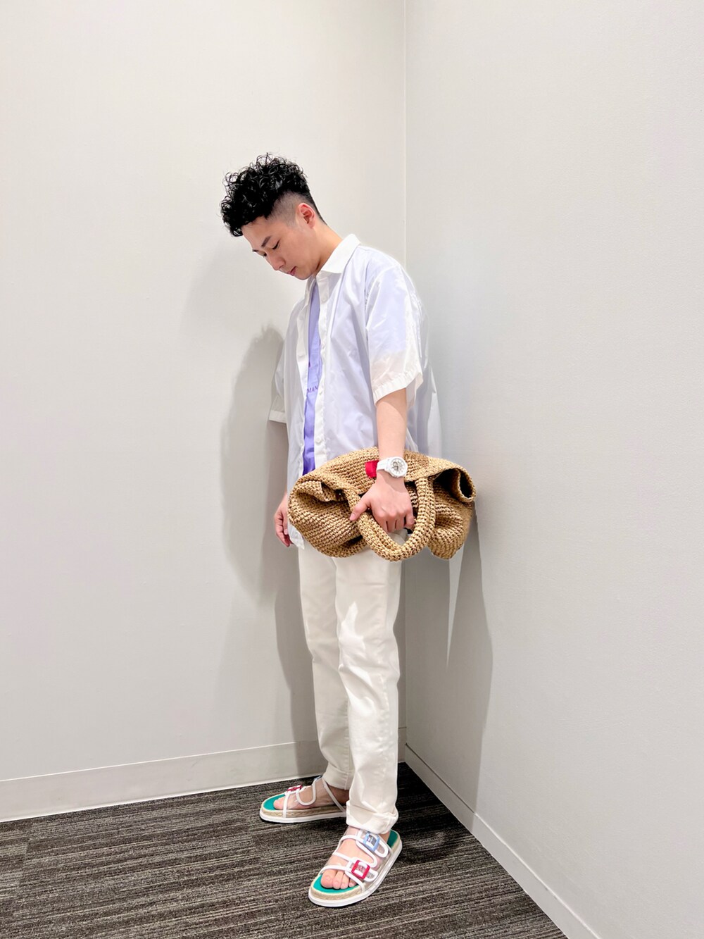 パープル系のTシャツ/カットソー、ホワイト系のシャツ/ブラウス、ベージュ系のトートバッグを着用したメンズの春コーディネートの2枚目の写真