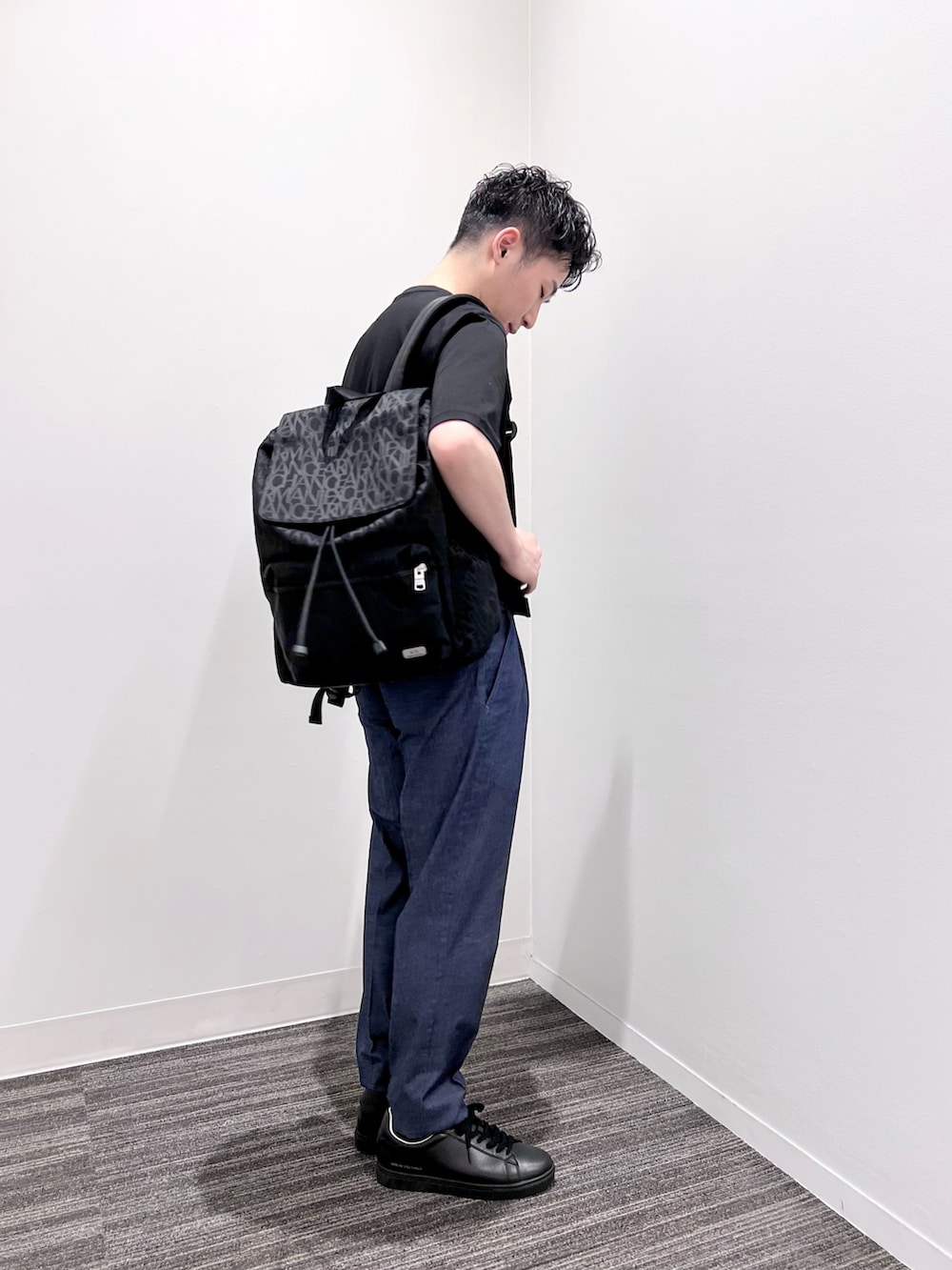 「シンプルコーデ、きれいめカジュアル、AXchanger、AXchange、armaniexchange、アルマーニエクスチェンジ、黒Tシャツ、スラックス、シンプルスタイル、大人カジュアル」|「ARMANI EXCHANGEの【A|X アルマーニ エクスチェンジ】ロゴ 半袖クルーネックTシャツ/RELAXED(Tシャツ/カットソー、ブラック系)」を使った、🔩J.HARAさん(メンズ・167cm)の春コーディネートの3枚目の写真