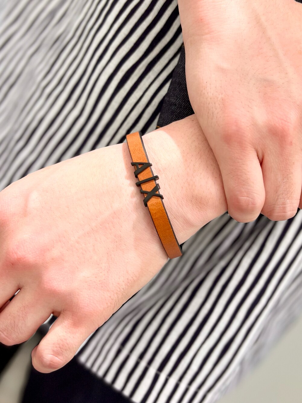 ブルー系のシャツ/ブラウス、ブルー系のシャツ/ブラウス、ブルー系のスウェットパンツを着用したメンズの春コーディネートの4枚目の写真