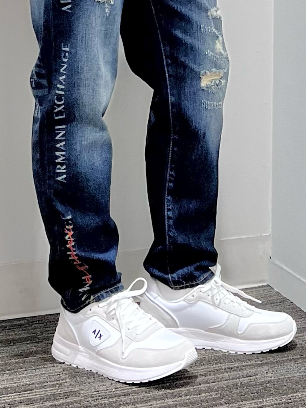 ホワイト系のTシャツ/カットソー、ホワイト系のスニーカー、オレンジ系のカーディガン/ボレロを着用したメンズの夏コーディネートの4枚目の写真