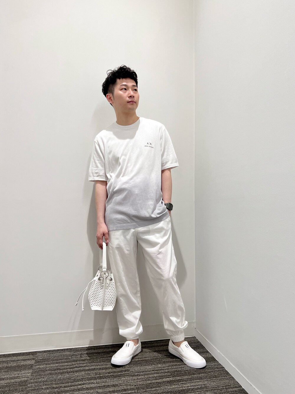 「アウトドアスタイル、オールホワイト、リラックススタイル、サマーニット、ミニバッグ、夏コーデ、armaniexchange、お洒落さんとつながりたい、axchange、AXchanger」｜「ARMANI EXCHANGEの【A|X アルマーニ エクスチェンジ】グラデーション　プルオーバー（ニット/セーター、グレー系）」を使った、🔩J.HARAさん（メンズ・167cm）の夏コーディネートの2枚目の写真
