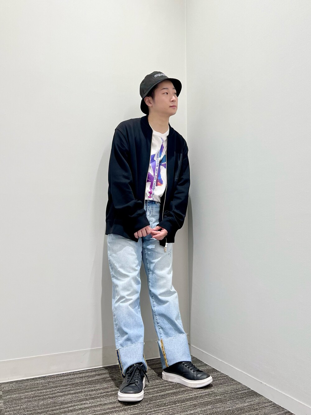 ホワイト系のTシャツ/カットソー、ブラック系のスウェット、ブルー系のデニムパンツを着用したメンズの夏コーディネートの2枚目の写真