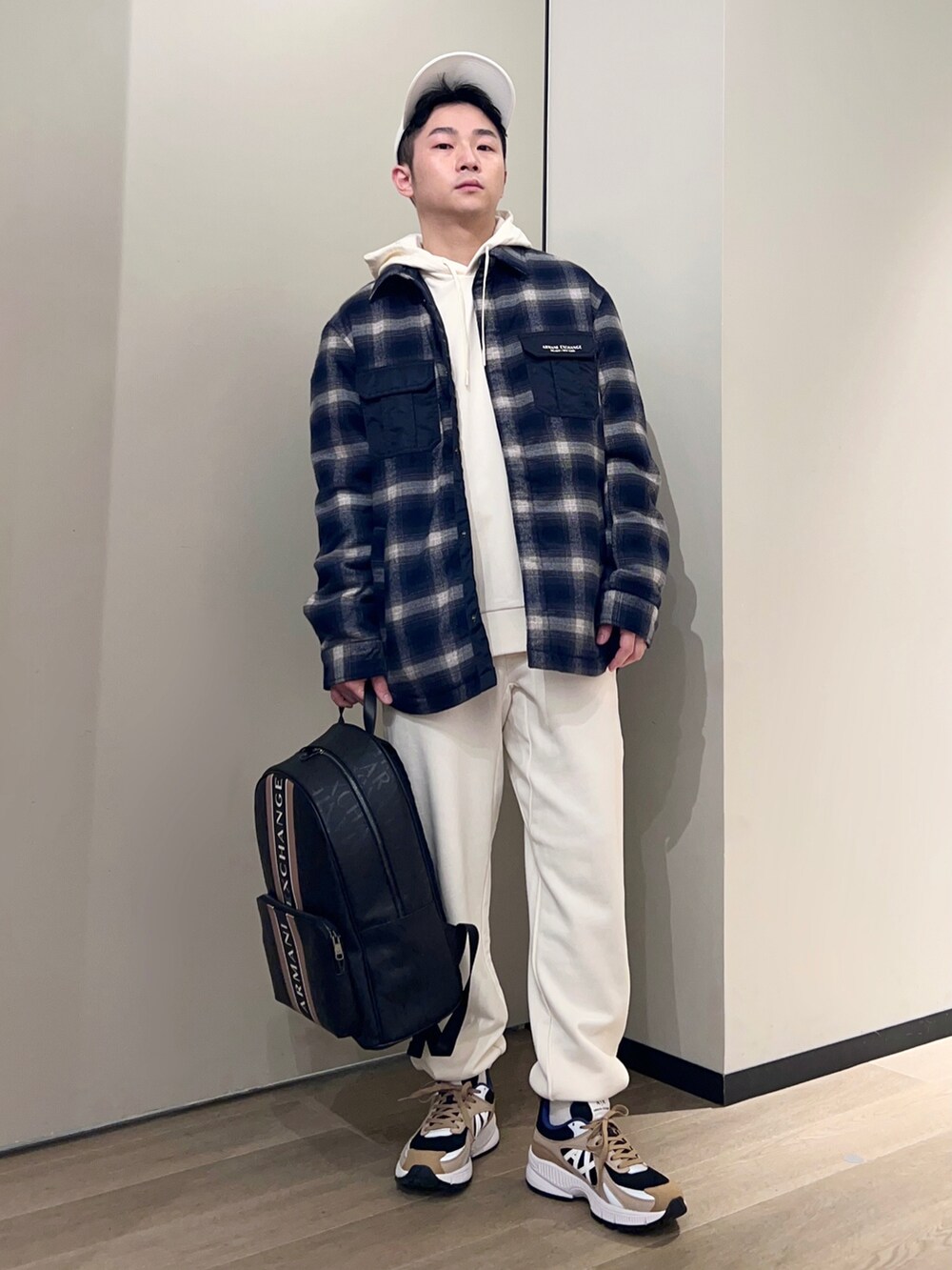 「AXchanger、AXchange、armaniexchange、アルマーニエクスチェンジ、チェック、キャップ、シンプルコーデ、春アウター、春コーデ、ほめられ本命コーデ、ストリート、パーカー、スニーカー、スウェットパンツ、オーバーサイズ」|「ARMANI EXCHANGEの【A|X アルマーニ エクスチェンジ】ロゴ レースアップスニーカー(スニーカー、ベージュ系)」を使った、🔩J.HARAさん(メンズ・167cm)の冬コーディネートの2枚目の写真
