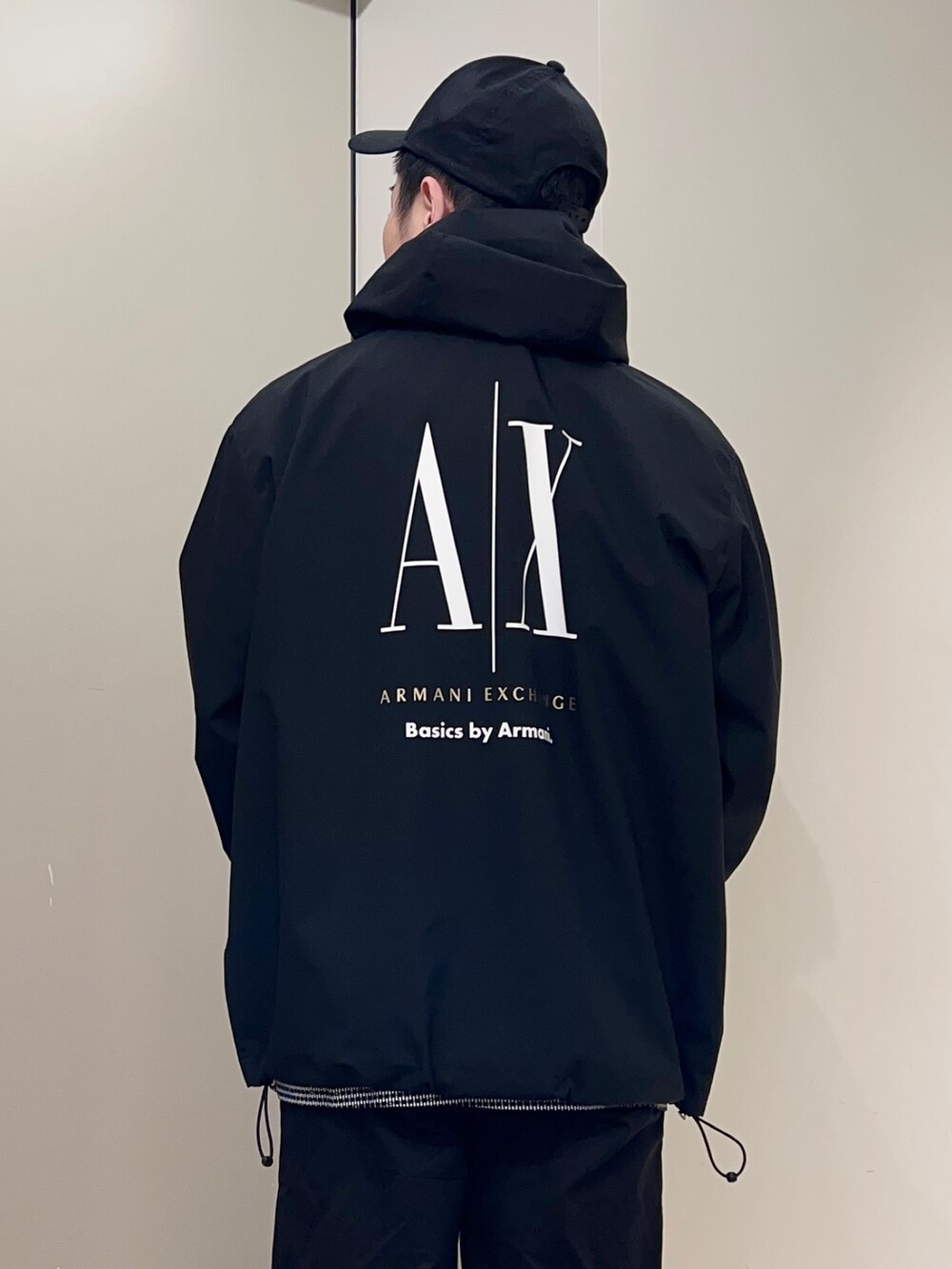 「AXchanger、AXchange、armaniexchange、アルマーニエクスチェンジ、シンプルコーデ、きれいめカジュアル、春アウター、ストリート、春服デビュー宣言、春服みてみて、休日スタイル、モノトーン、マウンテンパーカー、スニーカー、着回しコーデ」|「ARMANI EXCHANGEの【A|X アルマーニ エクスチェンジ】AXロゴ レースアップスニーカー(スニーカー、ホワイト系)」を使った、🔩J.HARAさん(メンズ・167cm)の春コーディネートの2枚目の写真