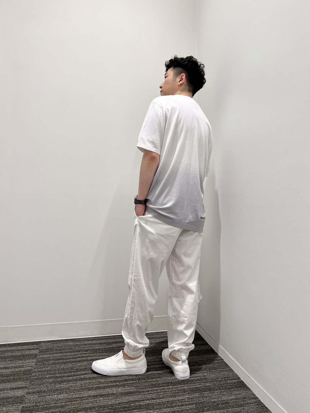 「アウトドアスタイル、オールホワイト、リラックススタイル、サマーニット、ミニバッグ、夏コーデ、armaniexchange、お洒落さんとつながりたい、axchange、AXchanger」｜「ARMANI EXCHANGEの【A|X アルマーニ エクスチェンジ】グラデーション　プルオーバー（ニット/セーター、グレー系）」を使った、🔩J.HARAさん（メンズ・167cm）の夏コーディネートの3枚目の写真