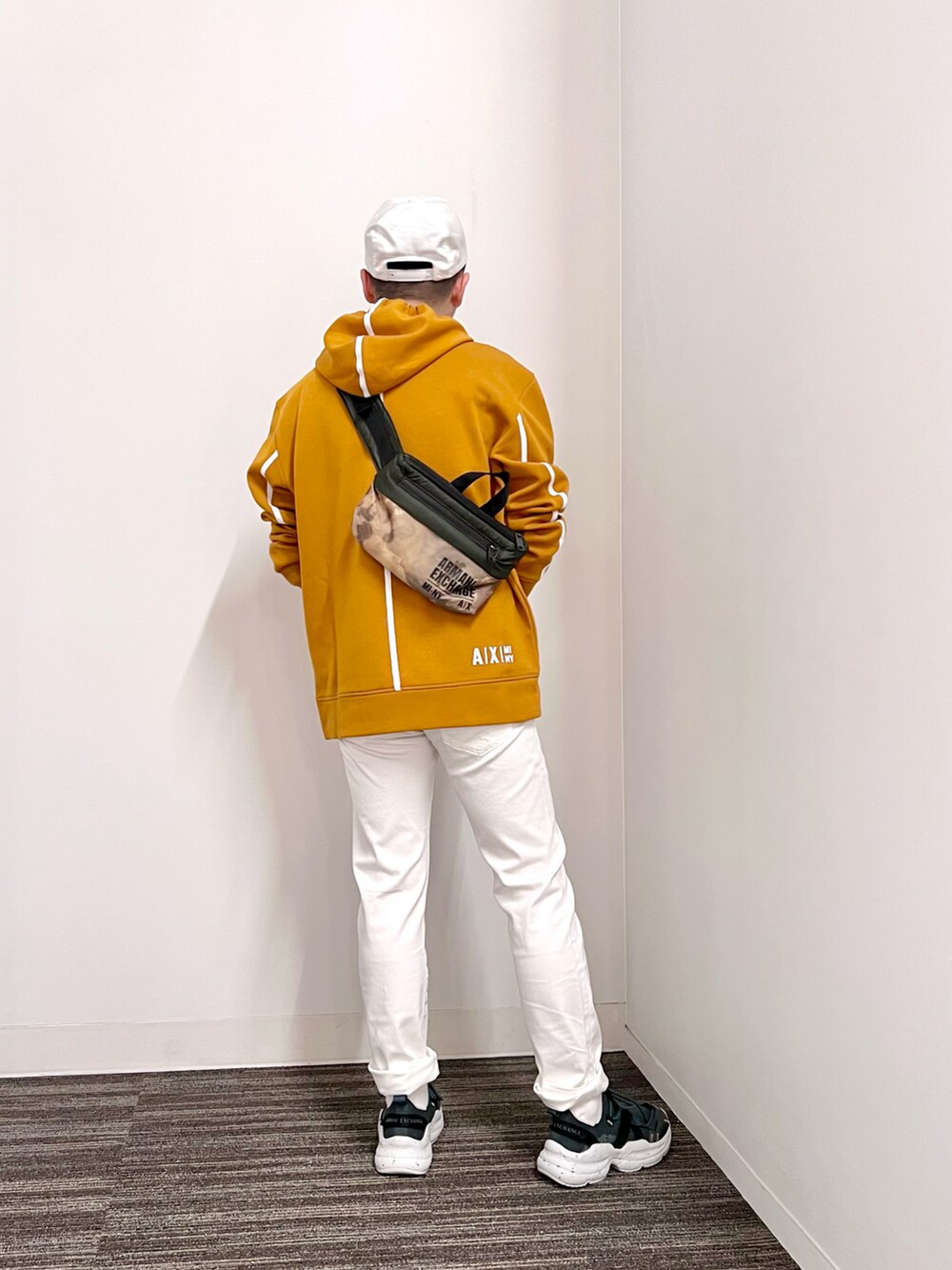 「armaniexchange、AXchanger、AXchange、アルマーニエクスチェンジ、マスタード、フーディー、パーカー、ホワイトデニム、お洒落さんとつながりたい、イエロー、Tシャツ、カモフラ、ストリートコーデ、ootd、スニーカー」|「ARMANI EXCHANGEの【A|X アルマーニ エクスチェンジ】ラインデザイン フーディスウェットパーカー(スウェット、ブラウン系)」を使った、🔩J.HARAさん(メンズ・167cm)の夏コーディネートの2枚目の写真