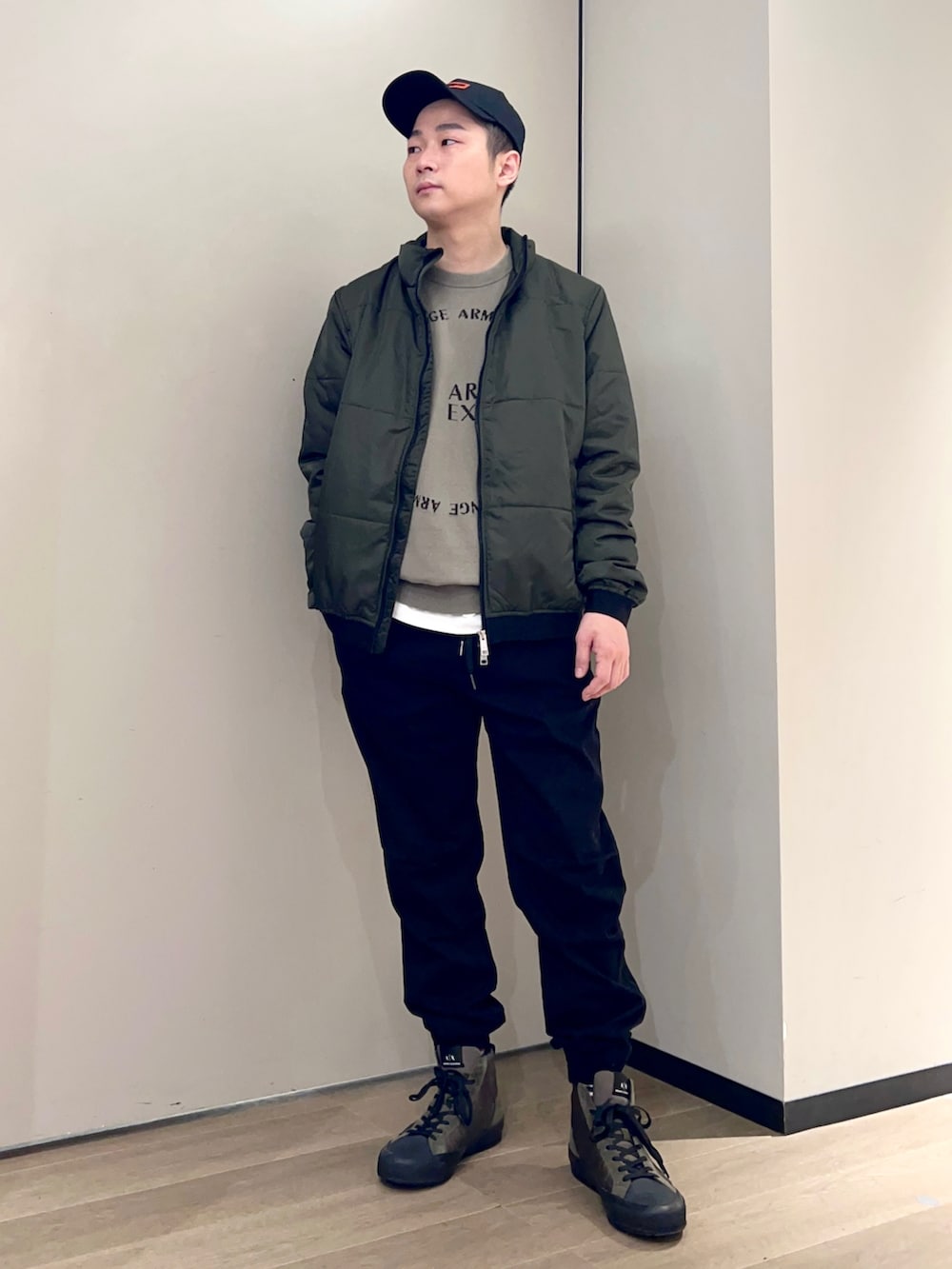 「armaniexchange、AXchanger、AXchange、WelcomeARMANI、ARMANIworld、アルマーニエクスチェンジ、秋冬コーデ、通勤コーデ、レイヤードスタイル、ミリタリー、モッズコート、コート、ootd、ストリート、冬コーデ」|「ARMANI EXCHANGEの【A|X アルマーニ エクスチェンジ】AXロゴ キャップ(キャップ、ブラック系)」を使った、🔩J.HARAさん(メンズ・167cm)の秋コーディネートの2枚目の写真