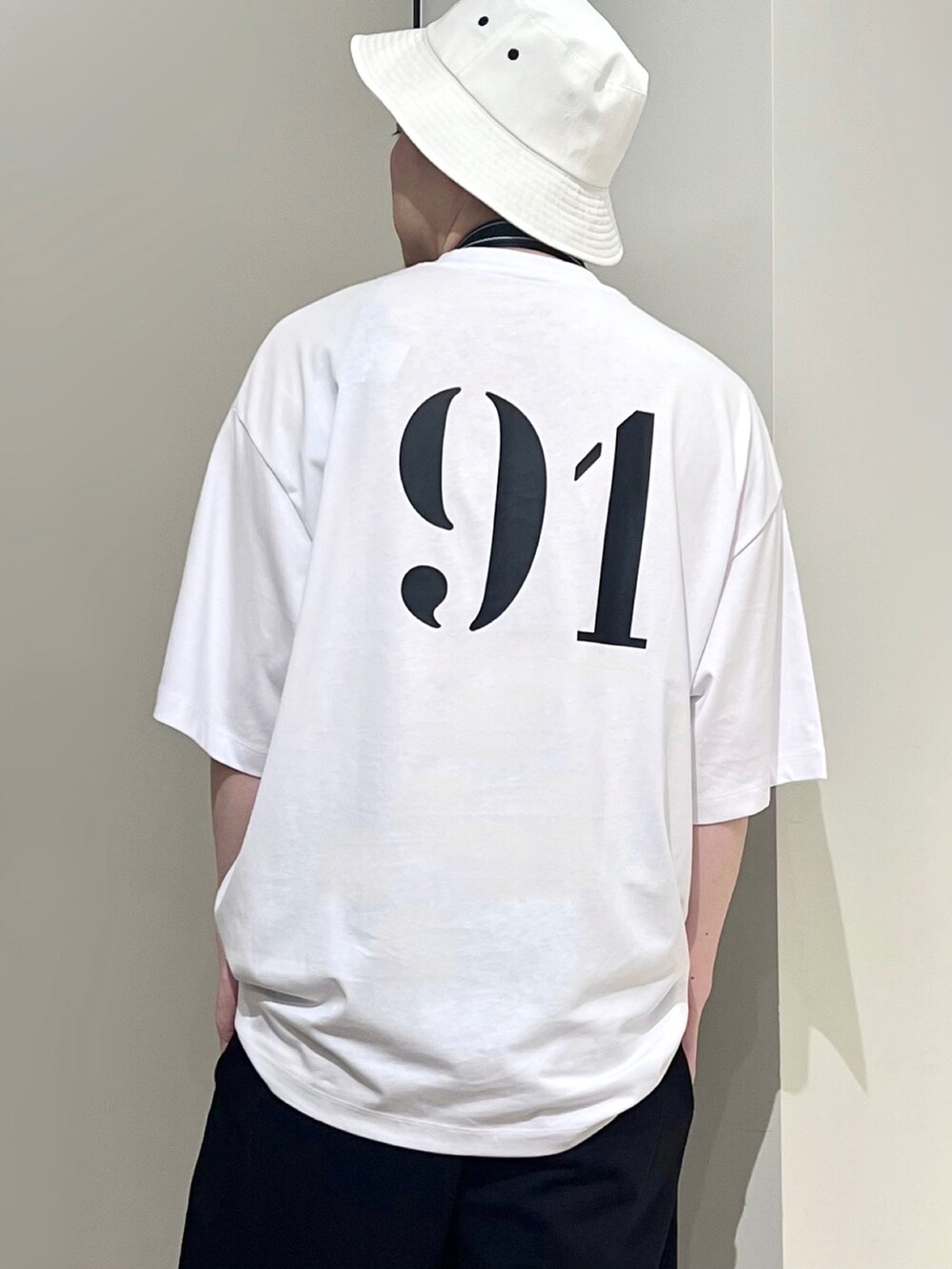 「AXchanger、AXchange、armaniexchange、アルマーニエクスチェンジ、モノトーン、夏コーデ、休日スタイル、ストリート、バケットハット、ビッグシルエット、フェススタイル、ロゴT、お出かけコーデ、みんなの白Tフェス、韓国ファッション」|「ARMANI EXCHANGEの【A|X アルマーニ エクスチェンジ】ボリュームソール レースアップスニーカー(スニーカー、ブラック系)」を使った、🔩J.HARAさん(メンズ・167cm)の夏コーディネートの2枚目の写真