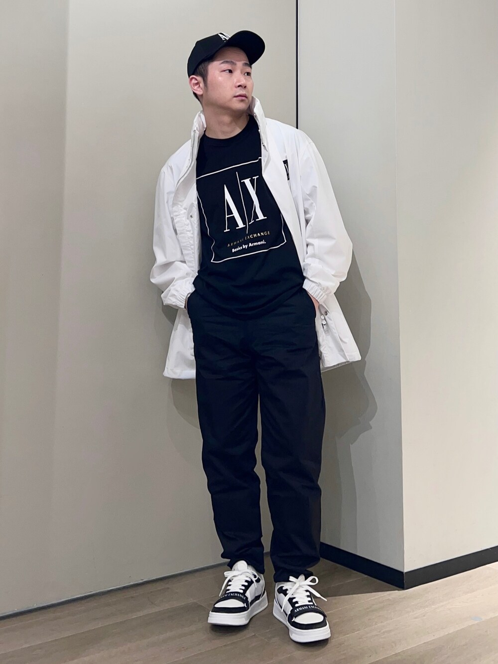 「armaniexchange、AXchanger、AXchange、アルマーニエクスチェンジ、シンプルコーデ、きれいめカジュアル、春アウター、ストリート、春服みてみて、モノトーン、休日スタイル、春服デビュー宣言、スニーカー、春コーデ、キャップ」｜「ARMANI EXCHANGEの【A|X アルマーニ エクスチェンジ】AXロゴ　レースアップスニーカー（スニーカー、ホワイト系）」を使った、🔩J.HARAさん（メンズ・167cm）の春コーディネートの2枚目の写真