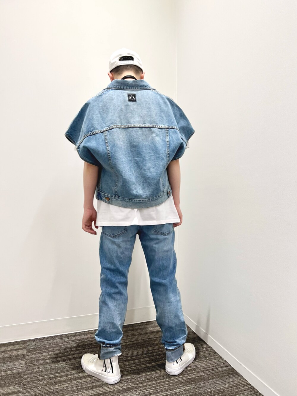 「デニムジャケット、デニムonデニム、春夏コーデ、armaniexchange、ストリートコーデ、アルマーニエクスチェンジ、おしゃれさんと繋がりたい、y2k、axchange、AXchanger」|「ARMANI EXCHANGEの【A|Xアルマーニ エクスチェンジ】ICONパネルキャップ(キャップ、ホワイト系)」を使った、🔩J.HARAさん(メンズ・167cm)の夏コーディネートの3枚目の写真
