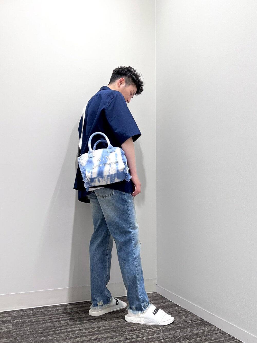 ブルー系のシャツ/ブラウス、ホワイト系のTシャツ/カットソー、ブルー系のトートバッグを着用したメンズの夏コーディネートの2枚目の写真