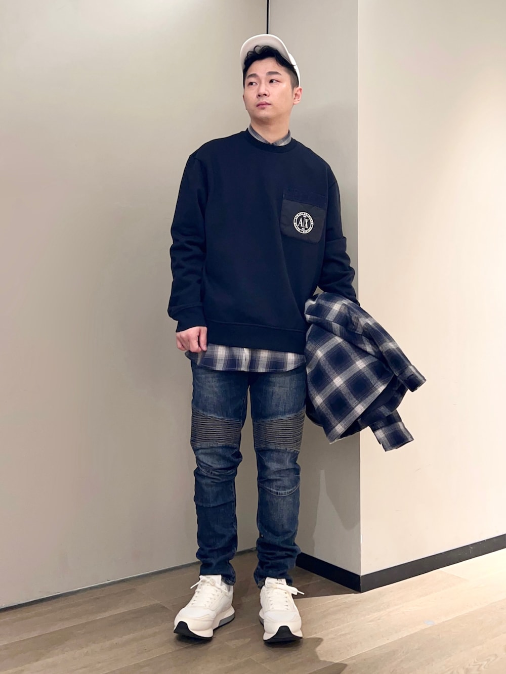 「AXchanger、AXchange、armaniexchange、ARMANIworld、WelcomeARMANI、アルマーニエクスチェンジ、バイカーデニム、デニム、チェック、シャツジャケット、カジュアル、ネイビー、ワントーンコーデ、ootd、オーバーサイズ」|「ARMANI EXCHANGEの【A|X アルマーニ エクスチェンジ】ロゴ パネルキャップ(キャップ、ホワイト系)」を使った、🔩J.HARAさん(メンズ・167cm)の秋コーディネートの2枚目の写真
