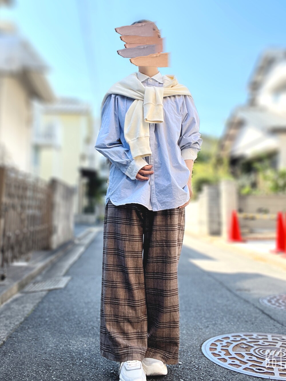 ブラウン系のパンツ、ホワイト系のシャツ/ブラウス、ホワイト系のスウェットを着用したレディースの秋コーディネートの2枚目の写真