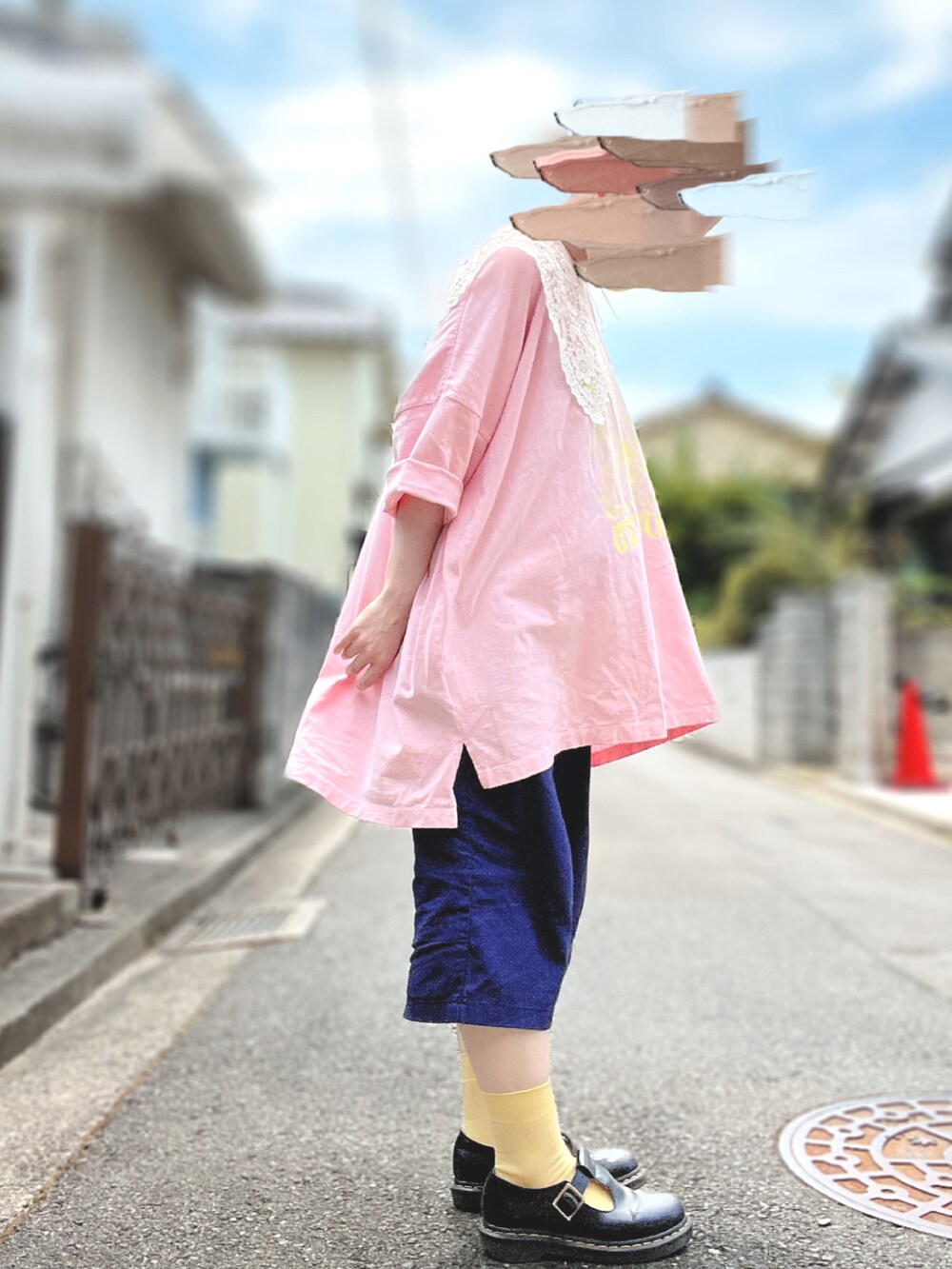 ブラック系のドレスシューズ、ブルー系のチノパンツ、ピンク系のTシャツ/カットソーを着用したレディースの夏コーディネートの2枚目の写真