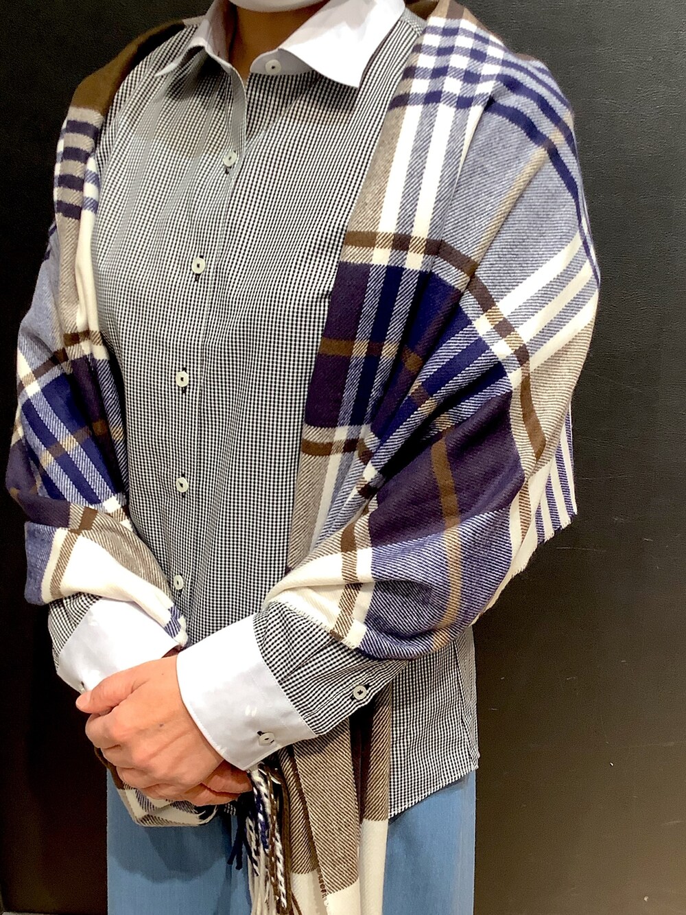 ブラック系のビジネスシャツ、ブルー系のストール/ショールを着用したレディースの秋コーディネートの2枚目の写真