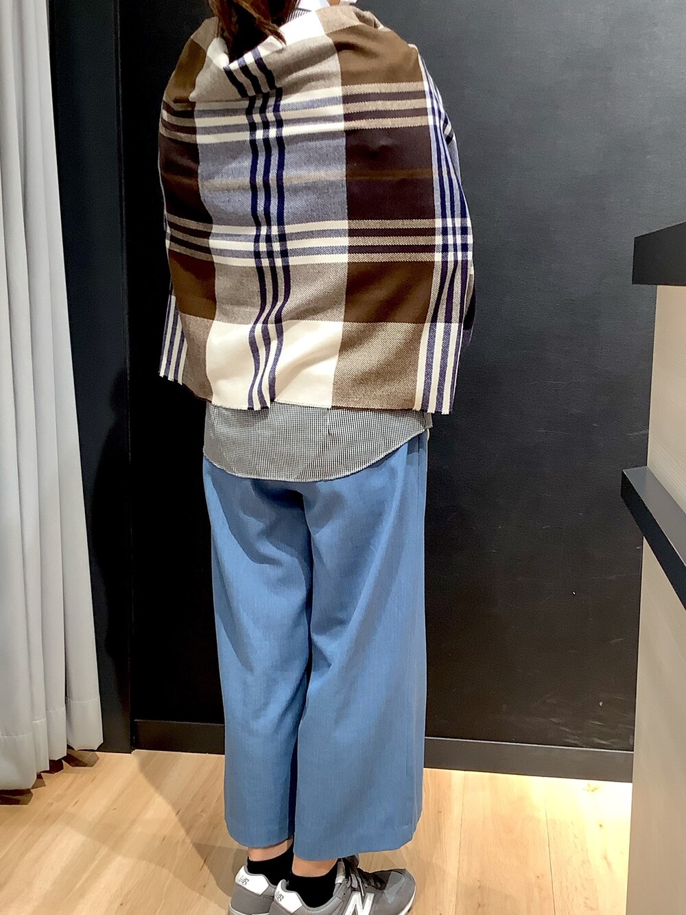 ブラック系のビジネスシャツ、ブルー系のストール/ショールを着用したレディースの秋コーディネートの3枚目の写真