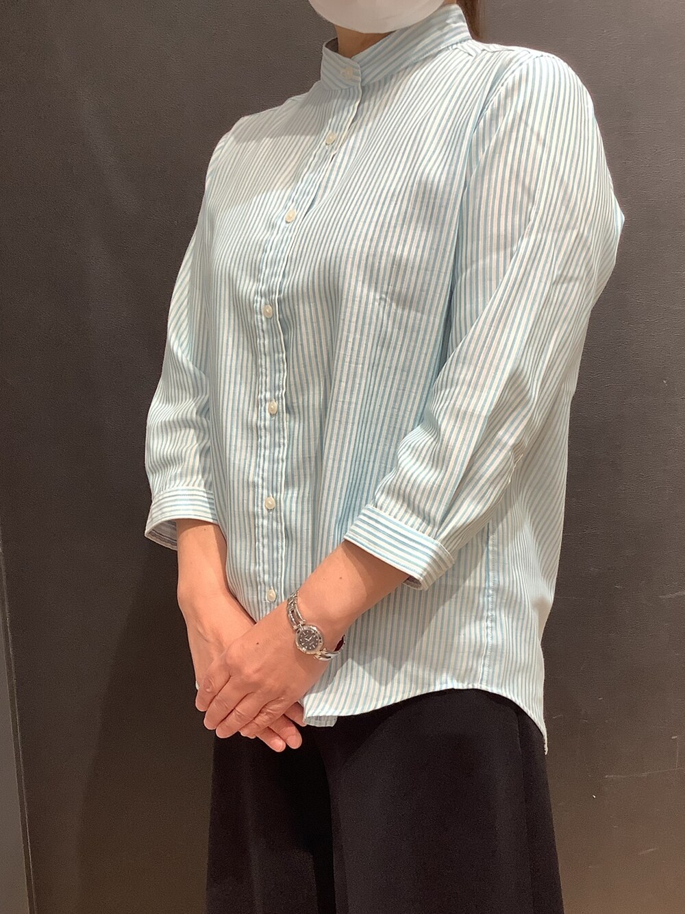 ブルー系のシャツ/ブラウスを着用したレディースの夏コーディネートの2枚目の写真