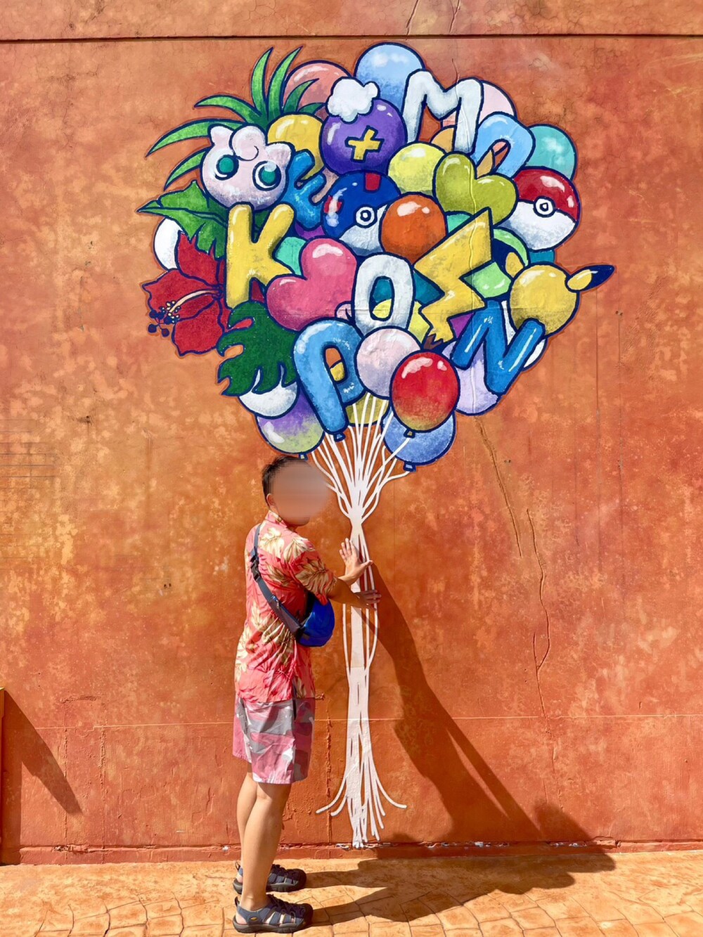 ピンク系のシャツ/ブラウス、ブルー系のボディバッグ/ウエストポーチ、ピンク系のその他パンツを着用したメンズの秋コーディネートの3枚目の写真