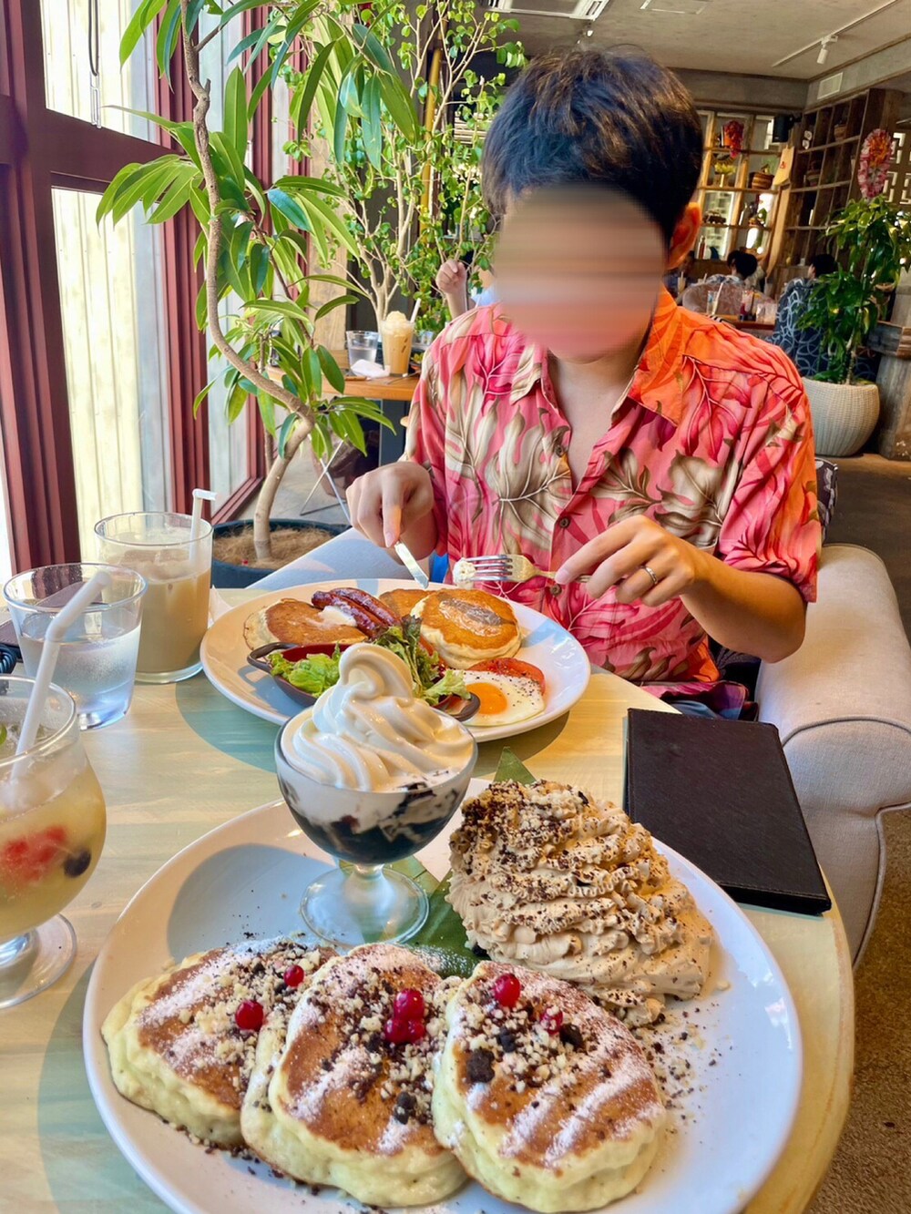 ピンク系のシャツ/ブラウス、ブルー系のボディバッグ/ウエストポーチ、ピンク系のその他パンツを着用したメンズの秋コーディネートの2枚目の写真