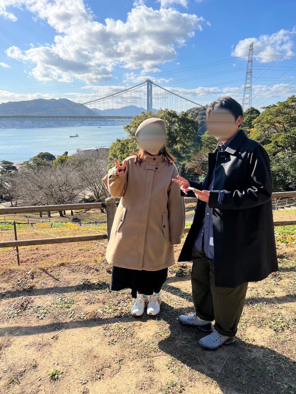 グレー系のノーカラージャケット、グレー系のシャツ/ブラウス、グリーン系のカーゴパンツを着用したメンズの冬コーディネートの2枚目の写真