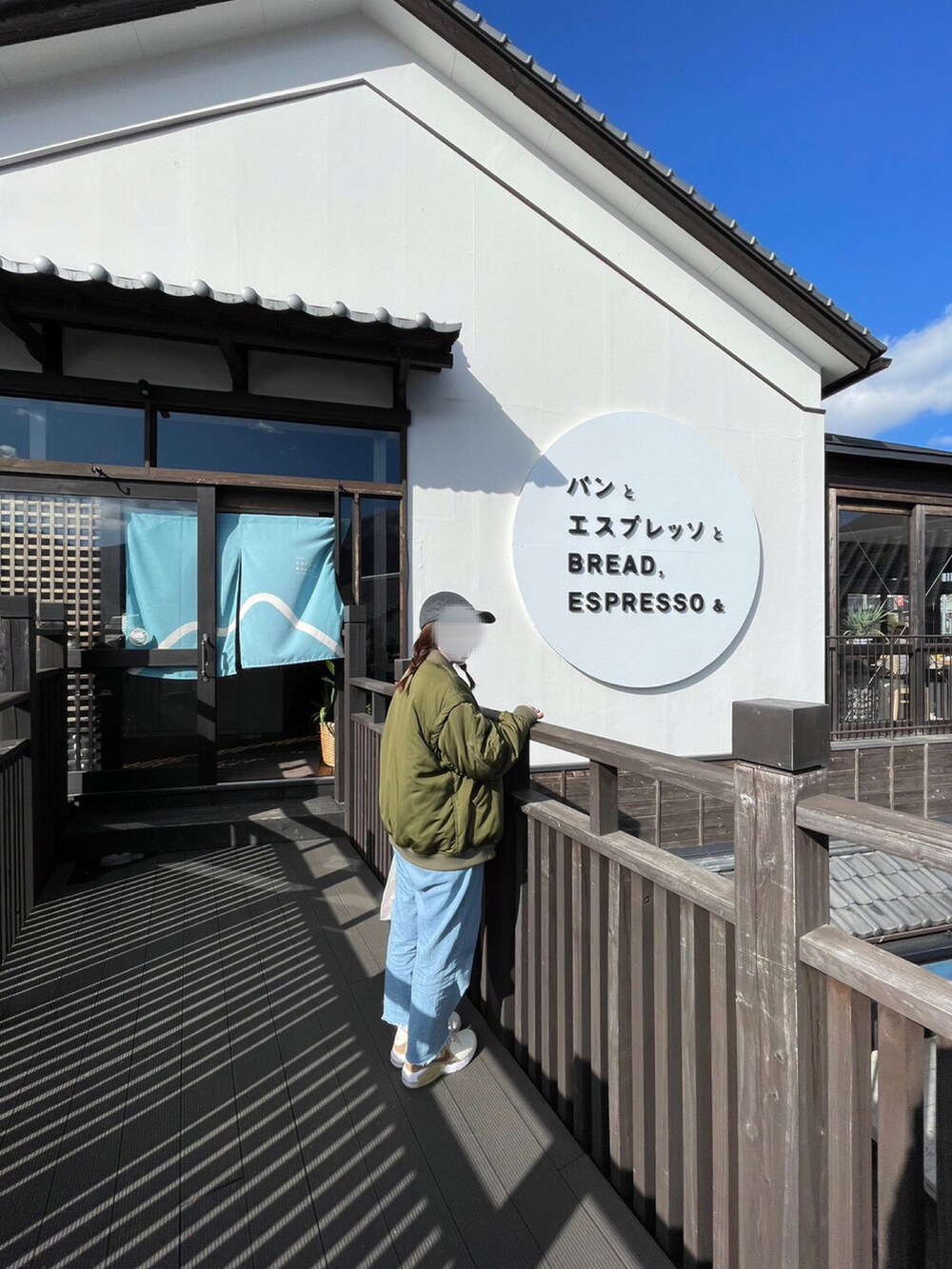 ベージュ系のスニーカーを着用したメンズの冬コーディネートの2枚目の写真