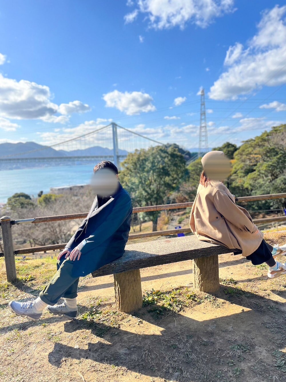 グレー系のノーカラージャケット、グレー系のシャツ/ブラウス、グリーン系のカーゴパンツを着用したメンズの冬コーディネートの3枚目の写真