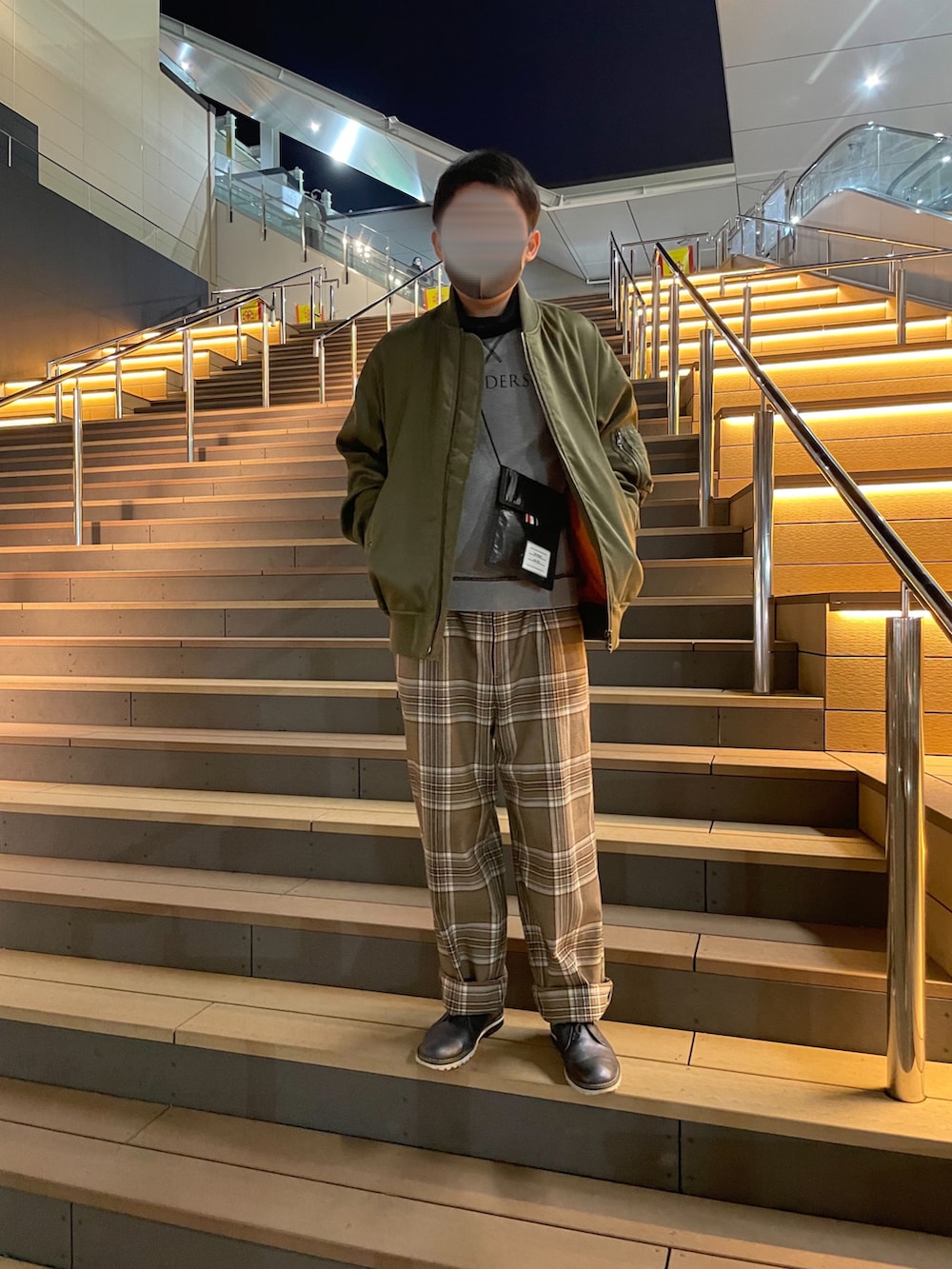 グリーン系のMA-1、グレー系のスウェット、ブラック系のバッグを着用したメンズの冬コーディネートの2枚目の写真