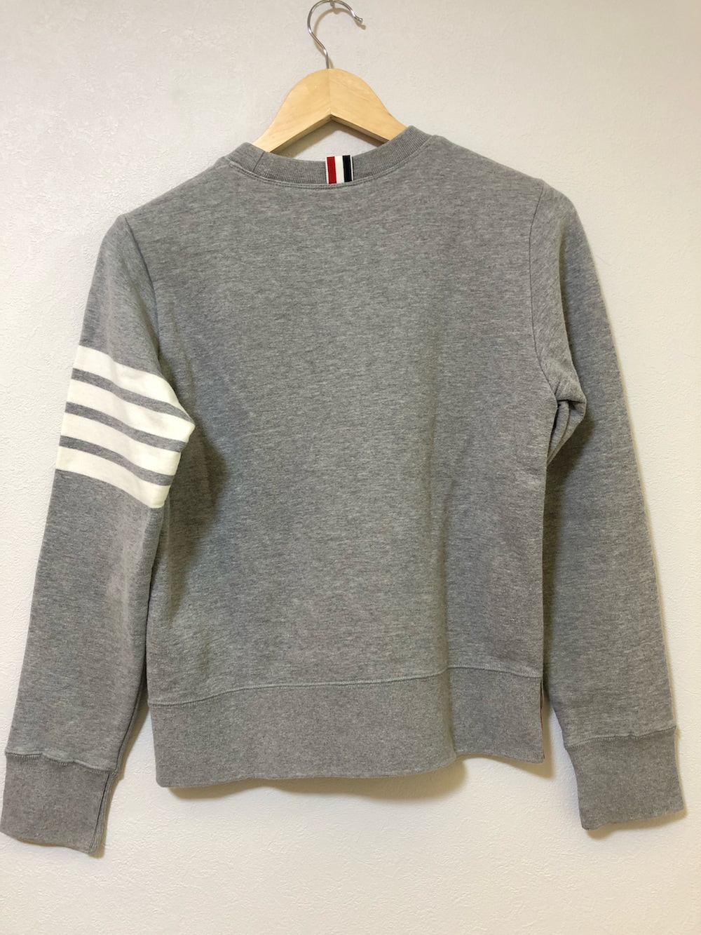 グレー系のスウェットを着用したメンズの秋コーディネートの2枚目の写真