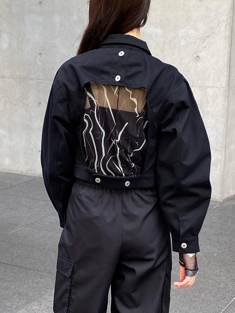 ブラック系のTシャツ/カットソー、ブラック系のデニムジャケットを着用したレディースの秋コーディネートの2枚目の写真