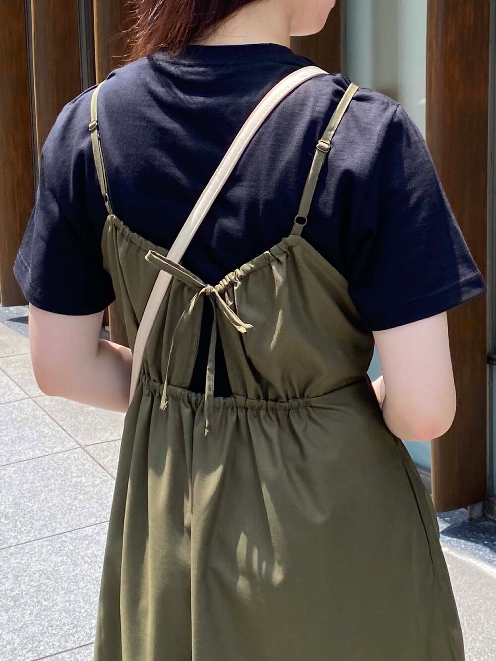 ブラック系のTシャツ/カットソー、グリーン系のワンピース、ブラック系のスニーカーを着用したレディースの夏コーディネートの2枚目の写真