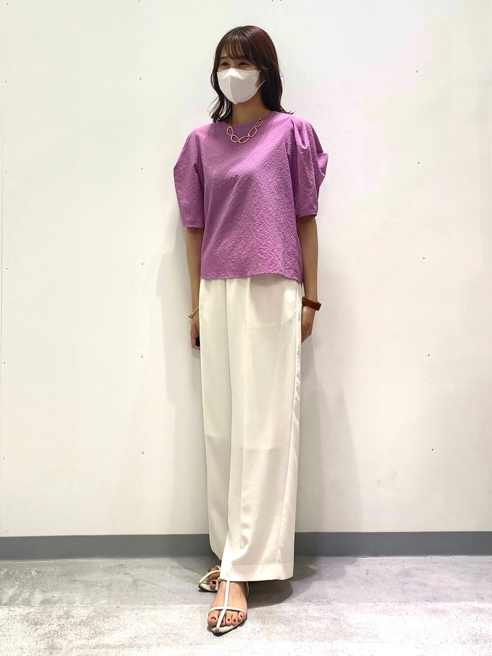 ピンク系のシャツ/ブラウス、ホワイト系のその他パンツ、ゴールド系のネックレスを着用したレディースの夏コーディネートの3枚目の写真