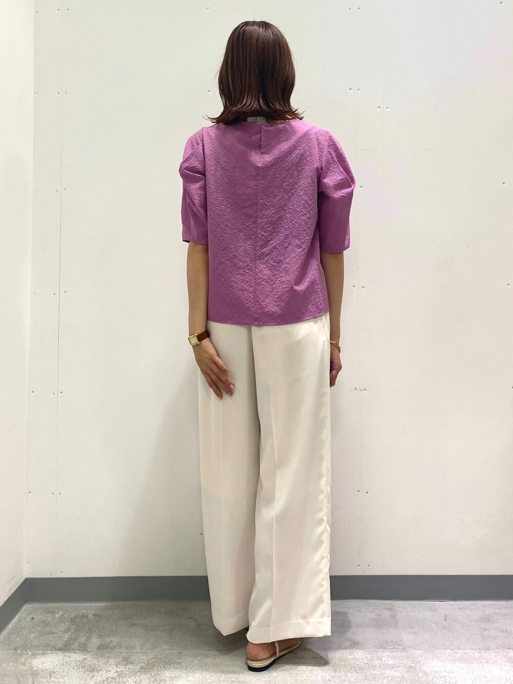 ピンク系のシャツ/ブラウス、ホワイト系のその他パンツ、ゴールド系のネックレスを着用したレディースの夏コーディネートの4枚目の写真