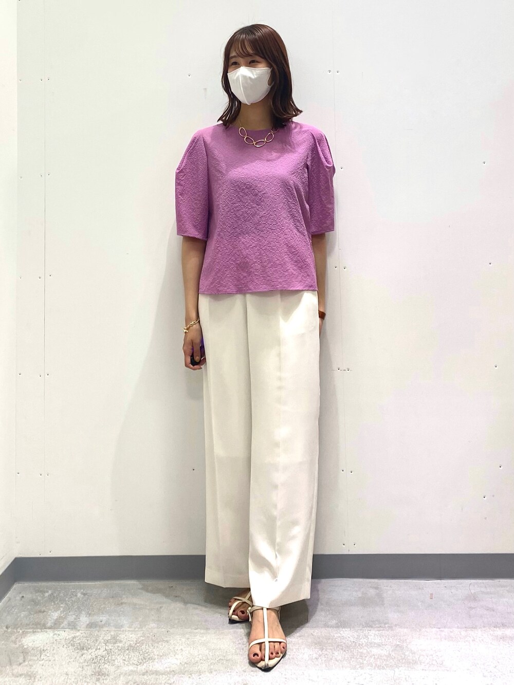 ピンク系のシャツ/ブラウス、ホワイト系のその他パンツ、ゴールド系のネックレスを着用したレディースの夏コーディネートの2枚目の写真