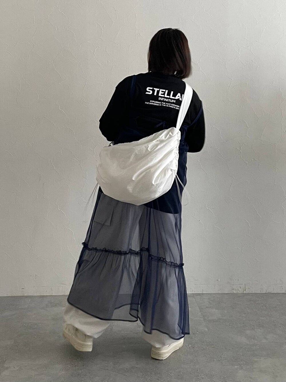 ベージュ系のその他パンツ、ホワイト系のショルダーバッグ、ブラック系のTシャツ/カットソーを着用したレディースの秋コーディネートの2枚目の写真