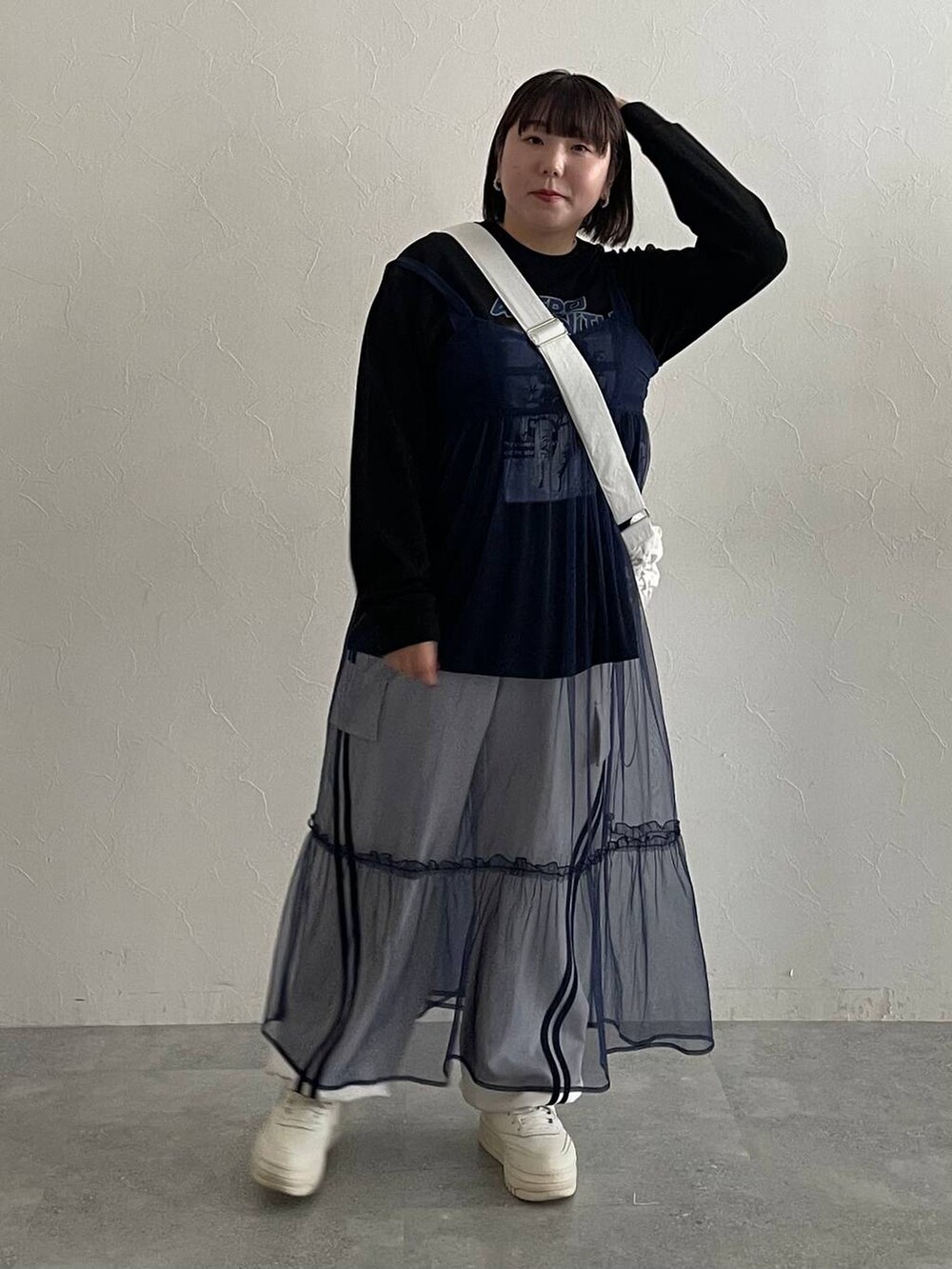 ベージュ系のその他パンツ、ホワイト系のショルダーバッグ、ブラック系のTシャツ/カットソーを着用したレディースの秋コーディネートの3枚目の写真