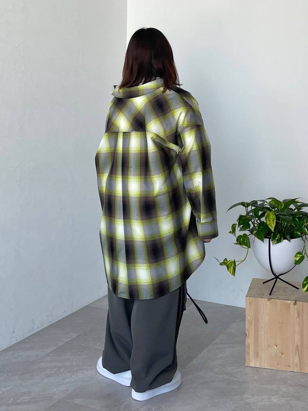 ブラック系のショルダーバッグ、グレー系のその他パンツ、ホワイト系のTシャツ/カットソーを着用したレディースの夏コーディネートの2枚目の写真