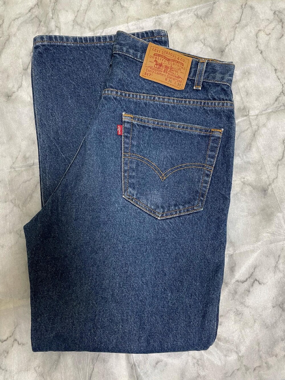 ブラック系のTシャツ/カットソーを着用したメンズの夏コーディネートの2枚目の写真